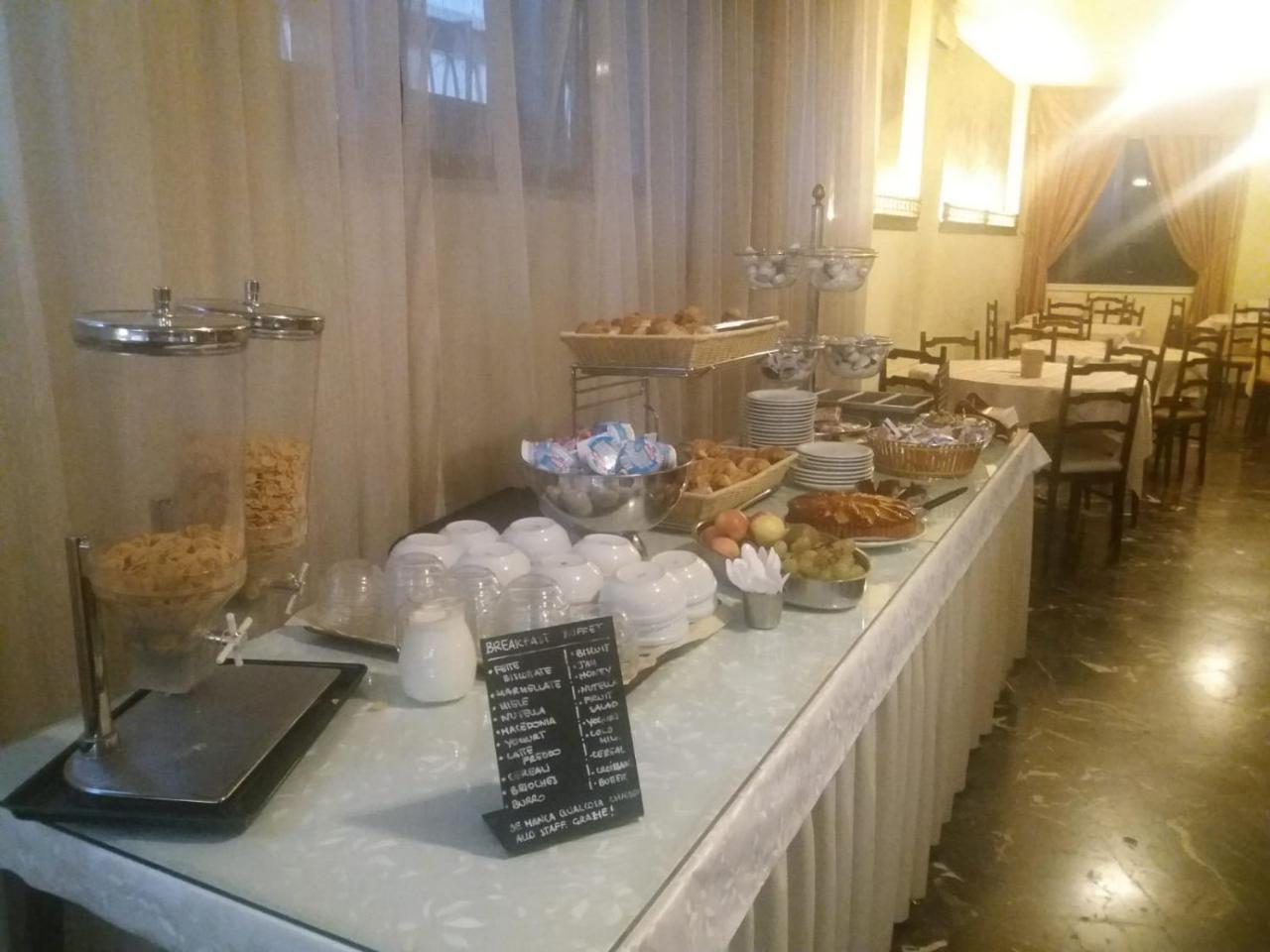 Columbus Urban Resort Florencia Exterior foto A buffet at a hotel